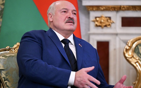 Лукашенко подарили улей с пчелами
