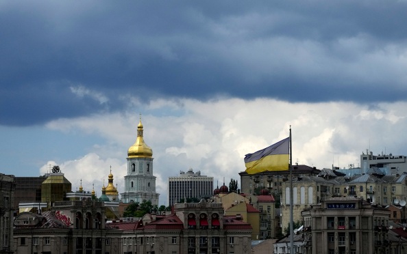 В украинских магазинах стали образовываться очереди, пишут СМИ