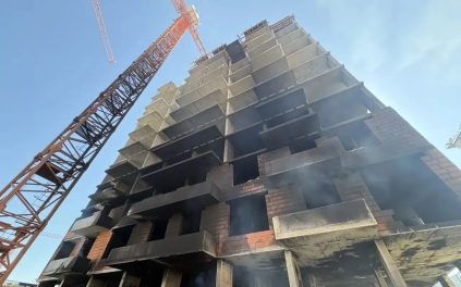 Погибший на пожаре в омском ЖК оказался гражданином Таджикистана