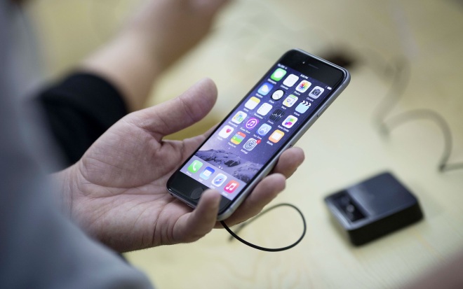 Россияне пожаловались на превращение iPhone в "кирпичи"