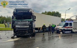 Грузовик столкнулся с рейсовым автобусом на Дмитровском шоссе в Москве