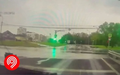 Появилось видео столкновения грузовика и автобуса в Москве