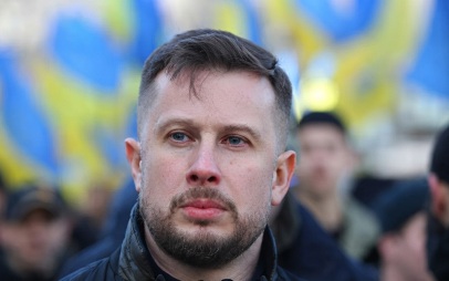 Чиновники привезли родителям основателя "Азова" букеты с траурными лентами