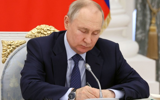 Путин поздравил таджикского писателя Зульфикарова с 90-летием