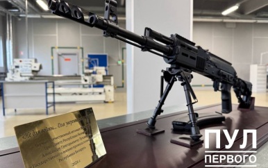 Лукашенко подарили первый автомат полностью белорусского производства