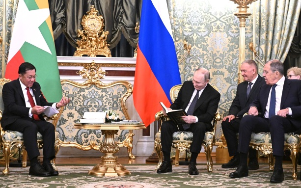 Путин: РФ обсуждает с Мьянмой строительство НПЗ и добычу углеводородов