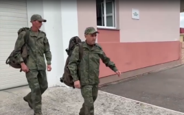 Минобороны показало видео возвращения российских военных из украинского плена