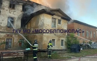 В Серпухове горит трехэтажный жилой дом, 50 человек эвакуированы