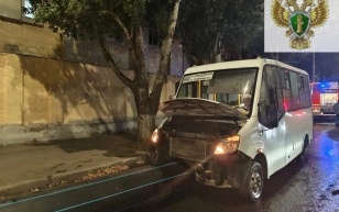 В Саратове в ДТП с пассажирским автобусом пострадали взрослые и дети