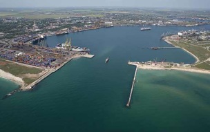 Российская армия поразила два сухогруза в порту Черноморска