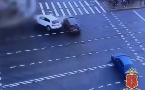 Момент аварии на Невском проспекте в Петербурге попал на видео