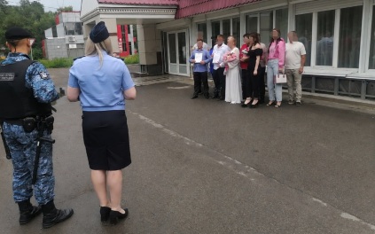 В Хакасии судебные приставы нашли должников по алиментам на свадьбе