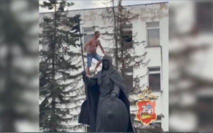 Пьяный мужчина на спор залез на памятник Пересвету в Подмосковье