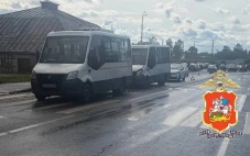 На остановке в Подмосковье столкнулись два микроавтобуса, шестеро пострадали