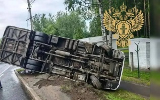 Следком возбудил уголовное дело по факту опрокидывания автобуса в Ленобласти