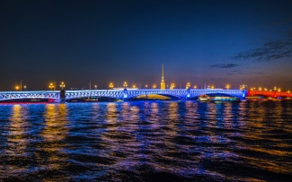 В Петербурге День флага отметят праздничной подсветкой трех мостов