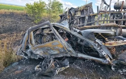 Три машины столкнулись и вспыхнули в Оренбуржье, один человек погиб