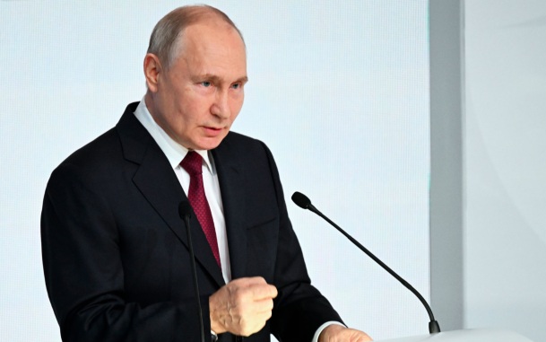 Путин: ВС РФ успешно наступают по всем направлениям в зоне СВО