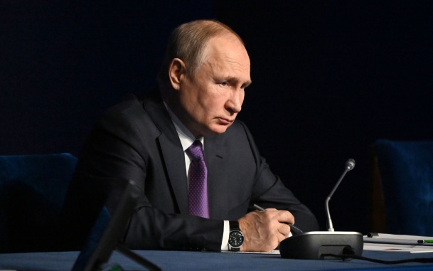 Путин заявил, что проблемы топливного рынка решаются под контролем премьера
