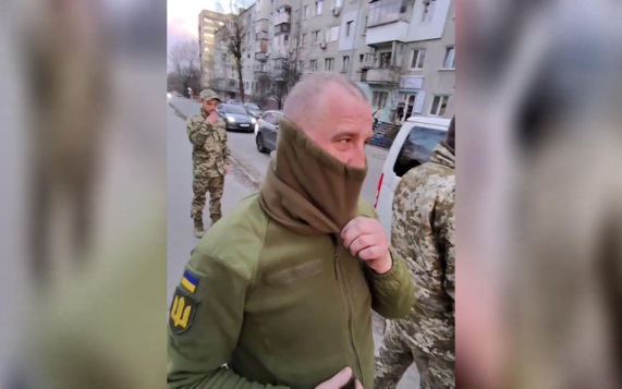 Военкомы на Украине похищают людей, используя автобусы с надписью "почта"