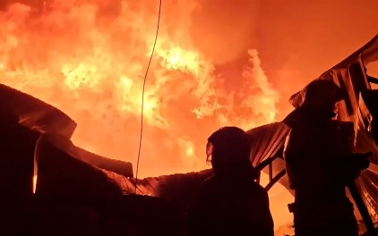 В Красноярске огнеборцы локализовали пожар на мебельном складе
