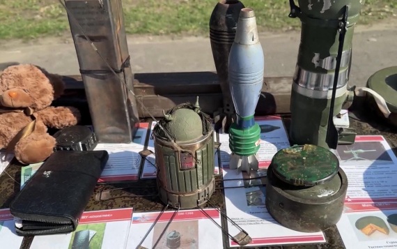 Боевики ВСУ прячут самодельные мины в шерстяные носки и бытовые вещи