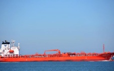 Танкер в Красном море загорелся после попадания неизвестного снаряда