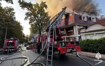 Площадь пожара в ресторанном комплексе в Уфе выросла до 300 "квадратов"