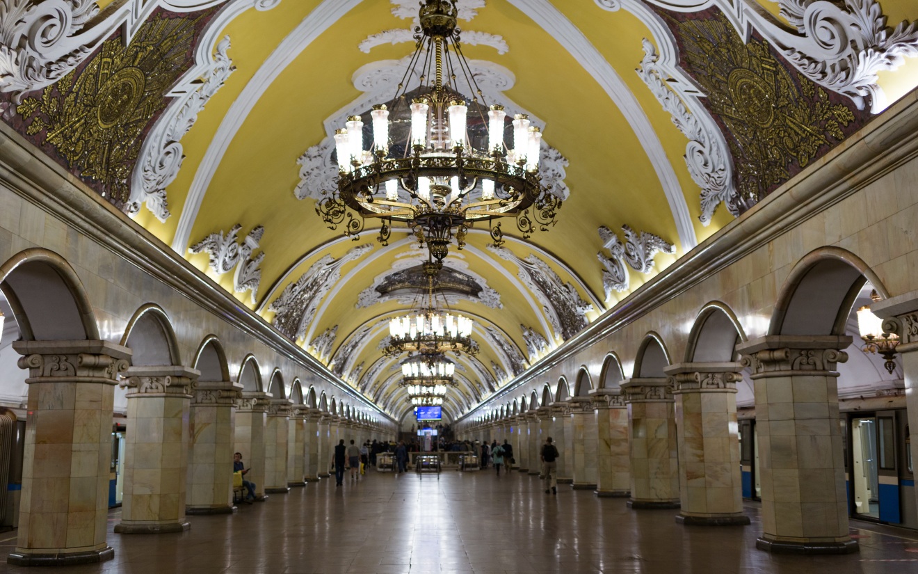 Пассажир пострадал из-за падения куска лепнины на станции метро "Комсомольская"