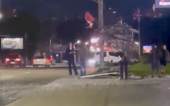 При наезде автомобиля на остановку в Нижнем Новгороде погибла женщина