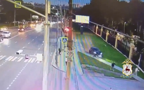 Три человека пострадали после наезда иномарки на остановку в Нижнем Новгороде