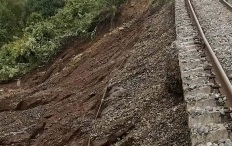 На Сахалине размыло участок железной дороги, движение поездов остановлено