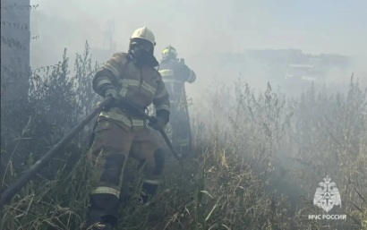 Крупный пожар тушат в гаражном кооперативе в Волгограде