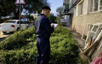 В Саратове 2-летний мальчик пострадал при падении из окна 3-го этажа