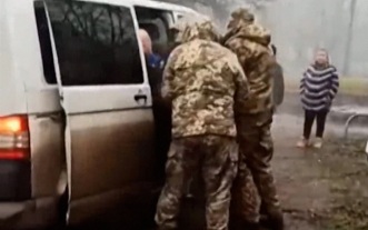 На западе Украины группа местных жителей напала на сотрудников ТЦК