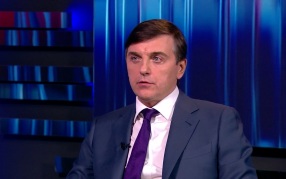 Кравцов прокомментировал кадр из запрещенного фильма со снятием флага РФ