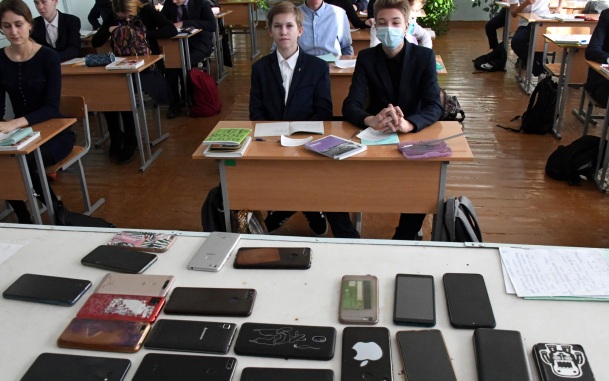 Психолог объяснил, к каким последствиям приведет запрет смартфонов на уроках