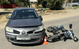 В Ставрополье легковушка столкнулась с мотоциклом, пострадали два подростка