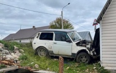 В Карелии водитель авто насмерть сбил пешехода и съехал в кювет