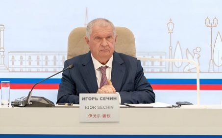 "Роснефть" поддерживает стабильные цены на топливо в России, заявил Сечин