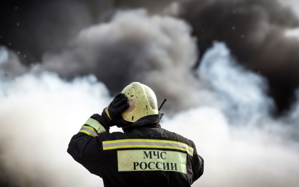 МЧС: пожарные эвакуировали людей из горящей трехкомнатной квартиры в Петербурге