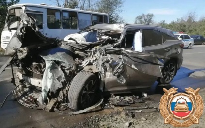 В Новочеркасске иномарка врезалась в автобус, один погибший и двое пострадавших