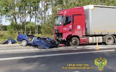 Водитель легковушки погиб при столкновении с грузовиком в Костромской области