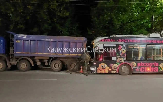 Троллейбус столкнулся с самосвалом в Калуге, проводится проверка