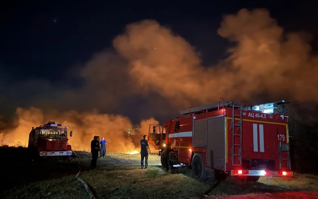 В Анапе продолжается тушение природного пожара