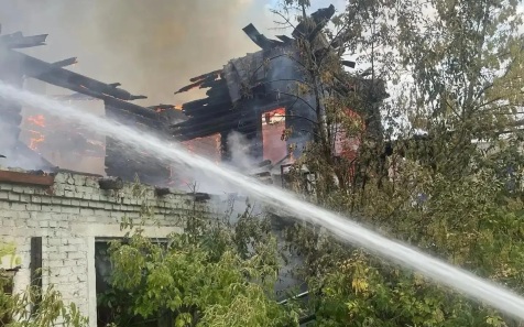 В Стерлитамаке потушили крупный пожар, охвативший три здания