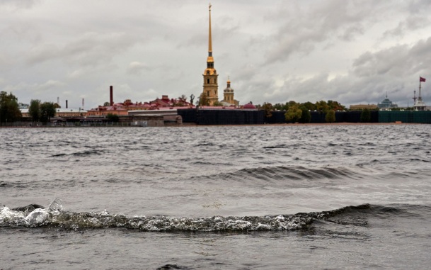 Невеста прыгнула в реку, чтобы спасти тонущего гостя в Петербурге