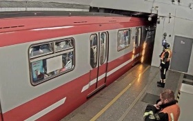 Неисправный поезд остановил движение на красной ветке метро Петербурга