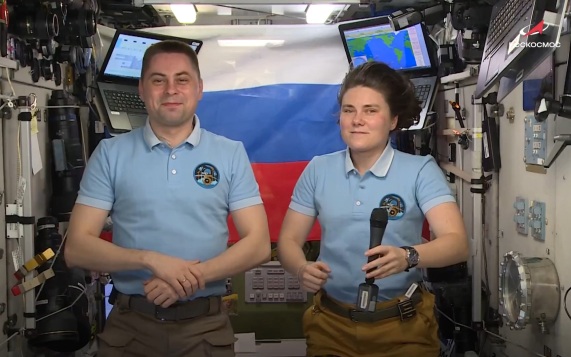 Космонавты Кикина и Федяев напомнили школьникам, что знания ведут в космос