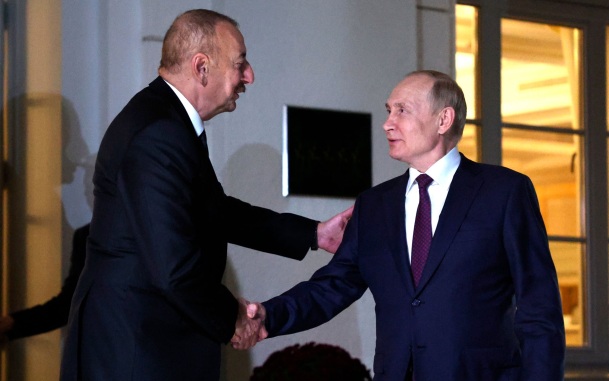 Путин и Алиев пообщались на полях саммита ШОС в Бишкеке